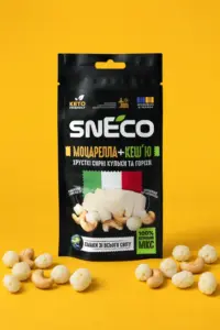 Сир сушений мікс snEco "Моцарелла+Кеш'ю", 20г: упаковка і продукт