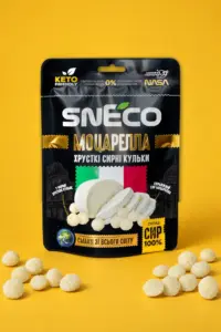 Сир сушений snEco "Моцарелла", 28г: упаковка і продукт