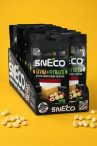 Сир сушений мікс snEco "Гауда+Фундук", 20г (25 упаковок) / Короб фірмовий ShowBox: упаковка і продукт
