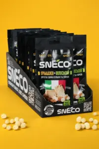 Сир сушений мікс snEco "Прімаджіо+Волоський", 20г (25 упаковок) / Короб фірмовий ShowBox 01 Сир сушений мікс snEco "Прімаджіо+Волоський", 20г (25 упаковок) / Короб фірмовий ShowBox: упаковка і продукт