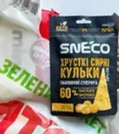 Пачка сирних кульок snEco в сумці з покупками